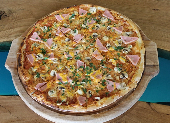 Пицца с ветчиной, грибами и сыром